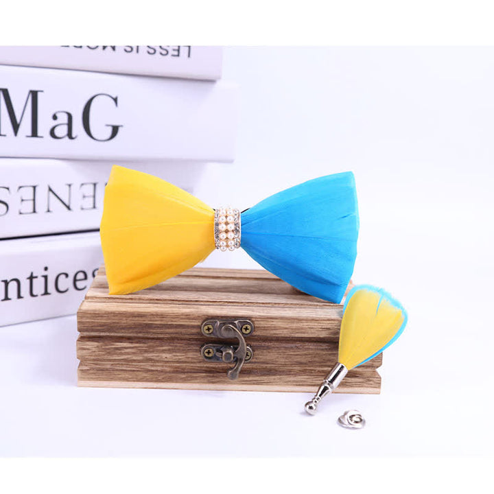 Pajarita con plumas de perla brillante amarilla y azul con broche de solapa