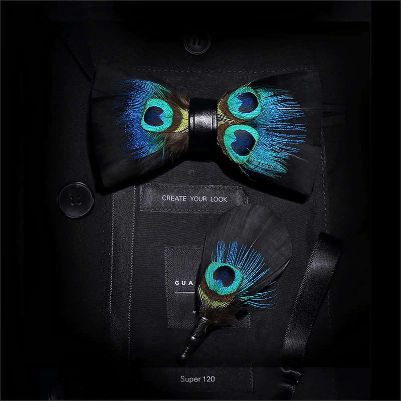 Pajarita infantil con plumas de pavo real en azul y negro y broche de solapa