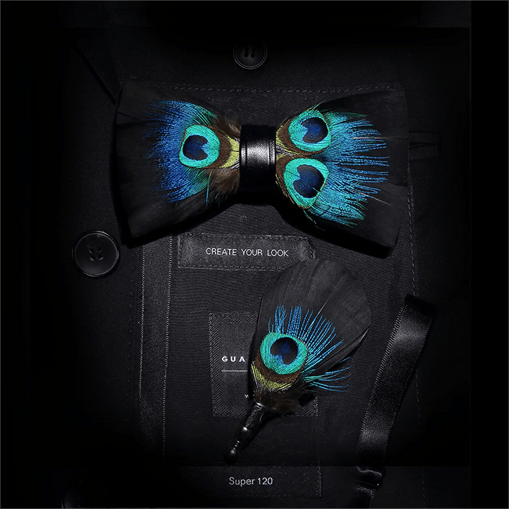 Pajarita infantil con plumas de pavo real en azul y negro y broche de solapa