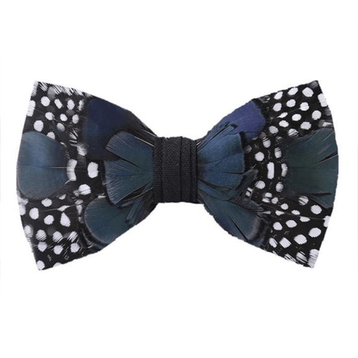 Pajarita de plumas con capas y lunares azules y negros