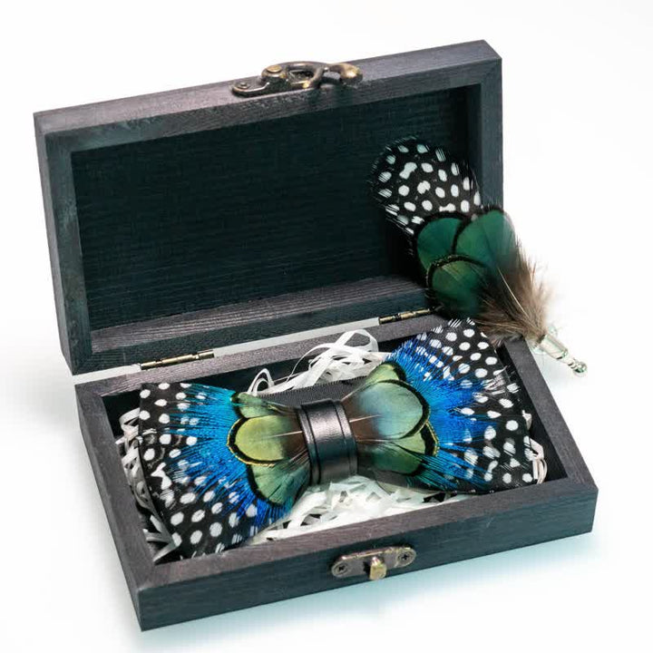 Pajarita de plumas con lunares verdes y azules para niños con prendedor de solapa