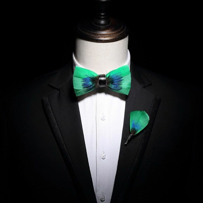 Pajarita con plumas azules y verdes con broche de solapa