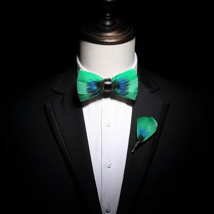 Pajarita con plumas azules y verdes con broche de solapa