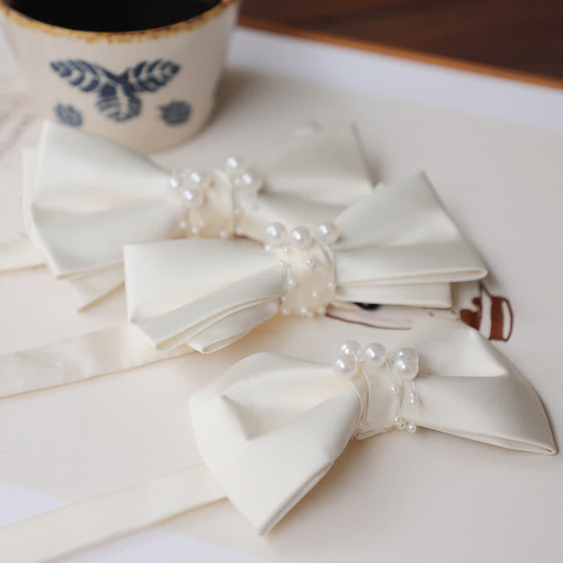 Pajarita elegante con flores y perlas blancas marfil para hombre
