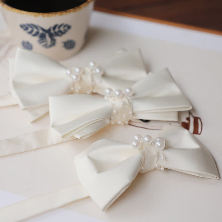 Pajarita elegante con flores y perlas blancas marfil para hombre