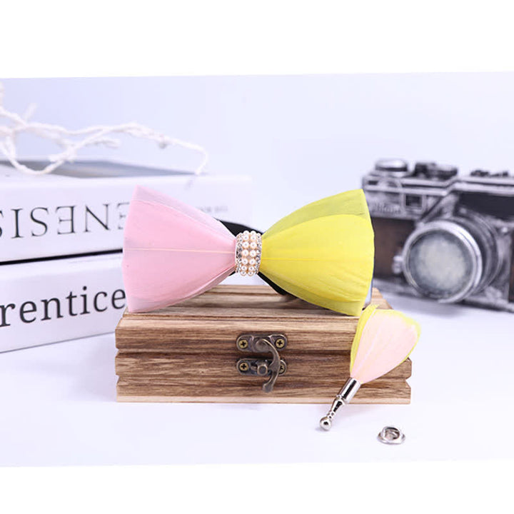 Pajarita con plumas de perla brillante rosa y amarilla con broche de solapa