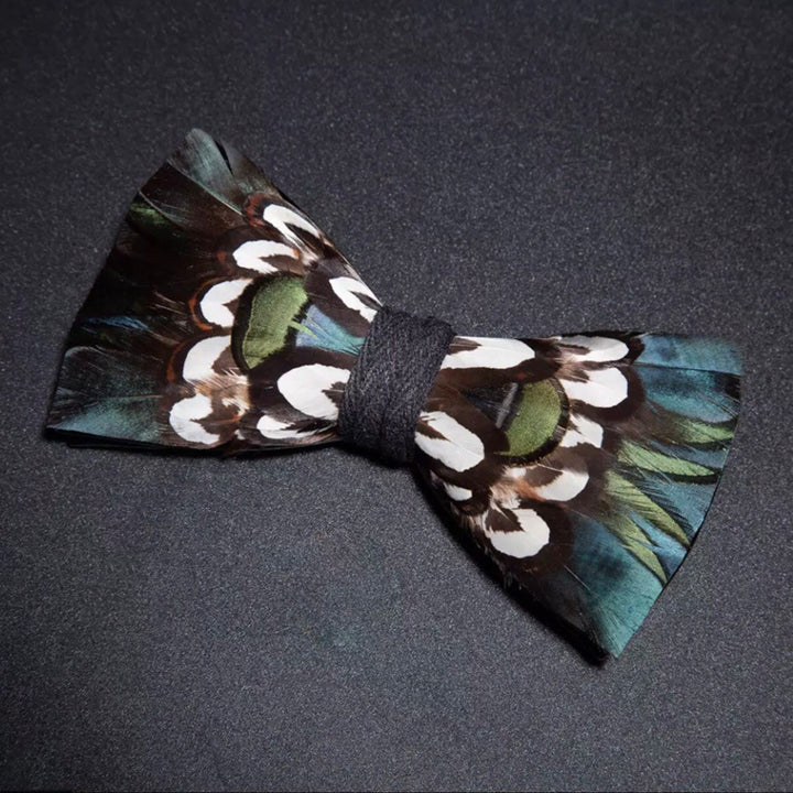 Pajarita con plumas color verde azulado oscuro y broche de solapa