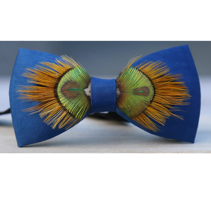 Pajarita majestuosa con plumas de pavo real en azul y amarillo