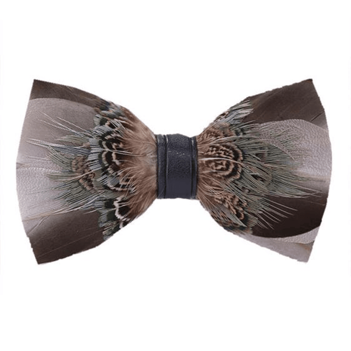 Pajarita con plumas de búho en gris y marrón
