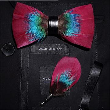 Pajarita con plumas suaves rosas y azules y broche de solapa