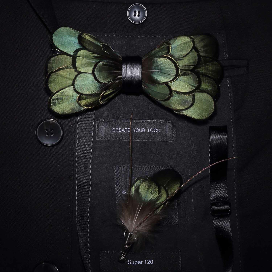 Pajarita clásica con plumas en verde oliva oscuro para niños con prendedor de solapa
