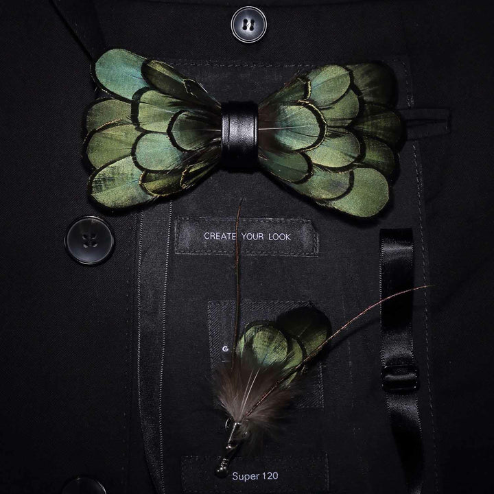Pajarita clásica con plumas en verde oliva oscuro para niños con prendedor de solapa