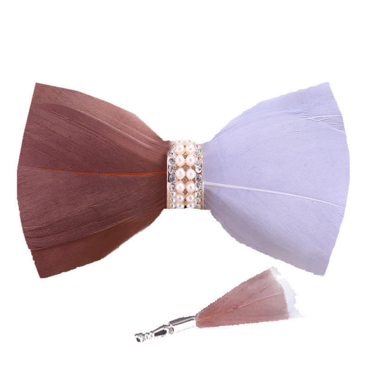 Pajarita con plumas de perla brillante en marrón y blanco y broche de solapa