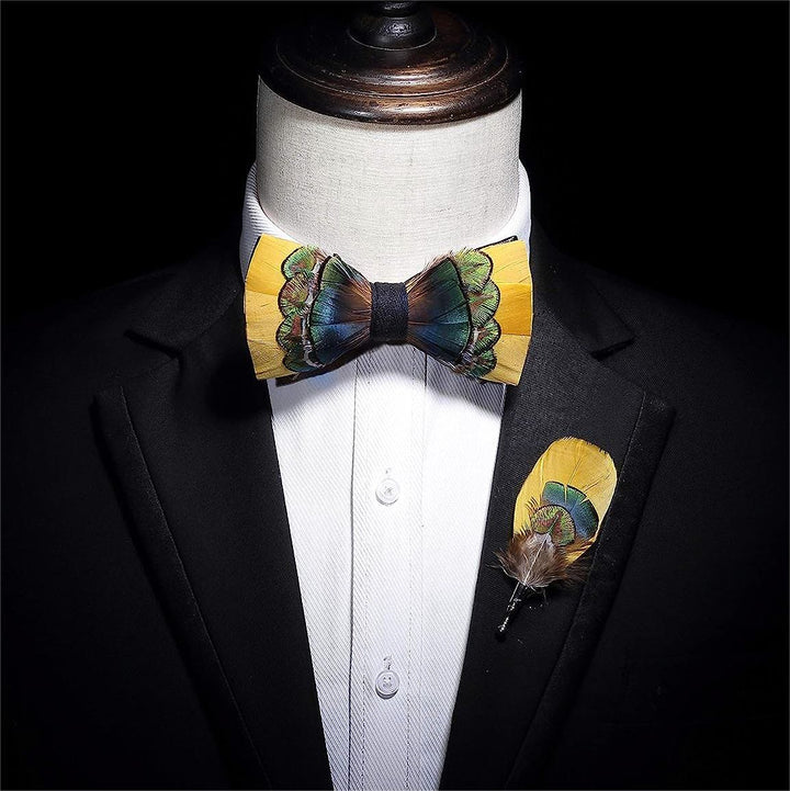 Pajarita con plumas de pavo real de color amarillo brillante y verde y broche de solapa