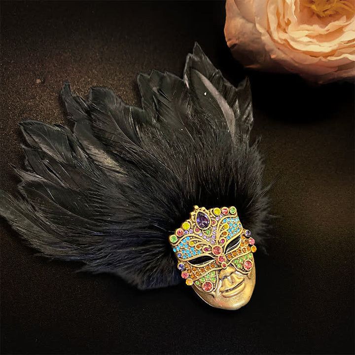 Broche de plumas con máscara de tribus primitivas