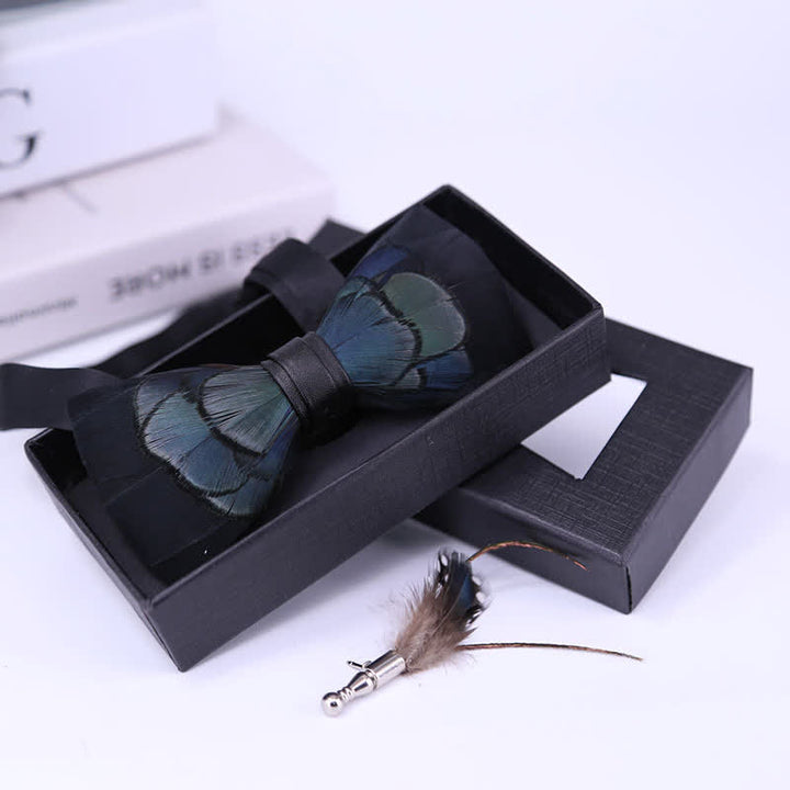 Pajarita de plumas misteriosas azul medianoche para niños con prendedor de solapa