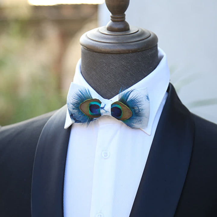Pajarita con plumas de pavo real teñidas en azul y blanco