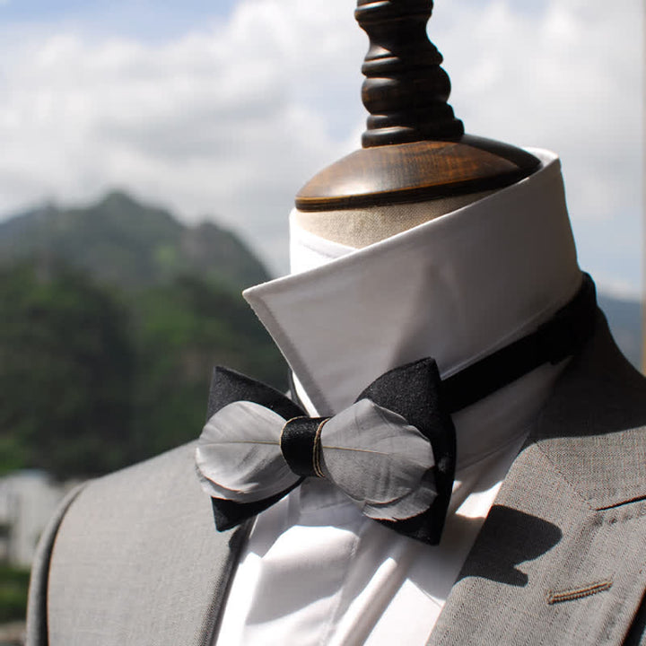 Pajarita de terciopelo gris y negro con plumas