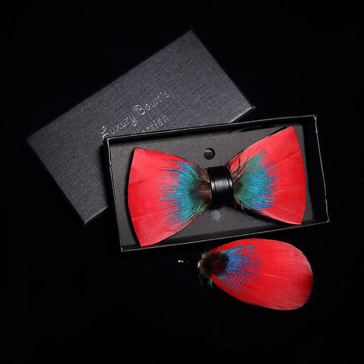 Pajarita exótica con plumas rojas y azules y broche de solapa