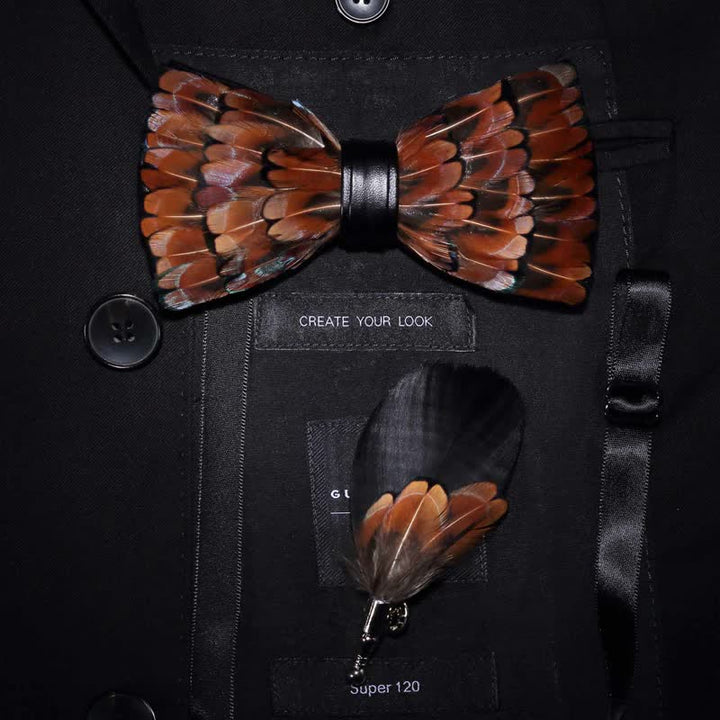 Pajarita de plumas con ribete marrón y negro para niños y broche de solapa