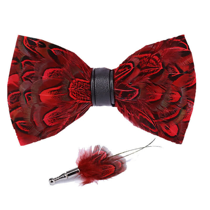 Pajarita con plumas de pavo real crisón y negras y broche de solapa