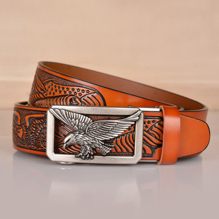 Cinturón de cuero con relieve y hebilla de águila hueca para hombre