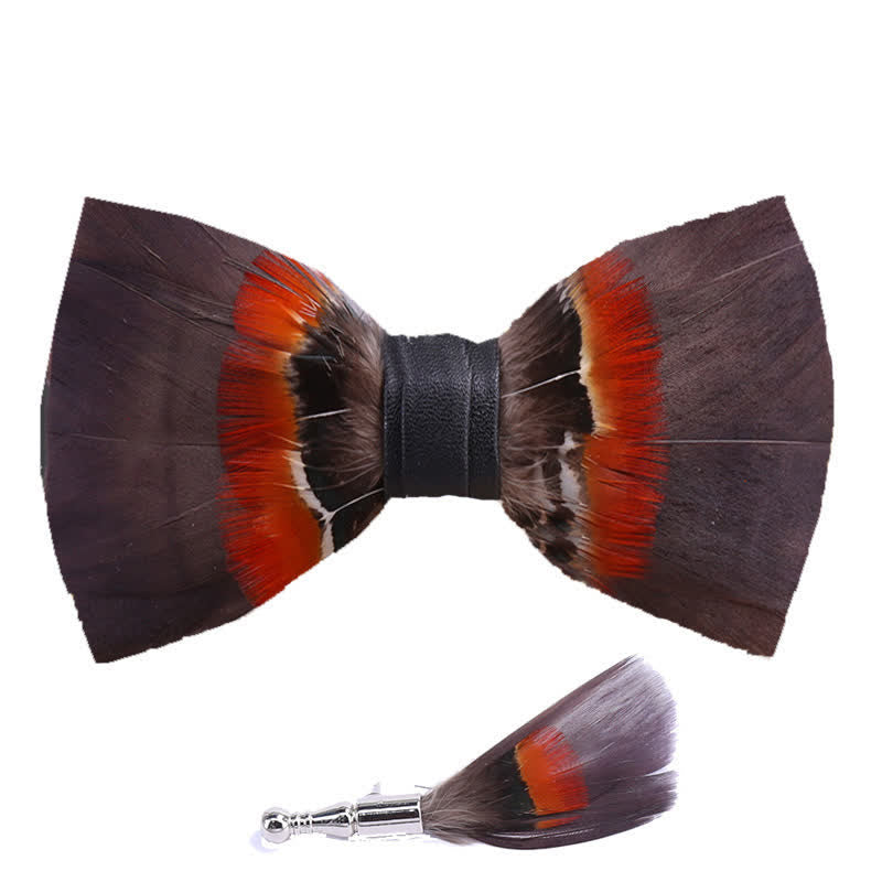 Pajarita con plumas de color marrón y naranja y broche de solapa