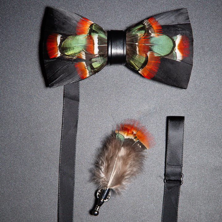 Pajarita con plumas de pato real negras y verdes y broche de solapa