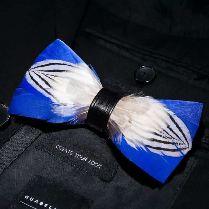 Pajarita con plumas azules y blancas Freedom para niños con prendedor de solapa