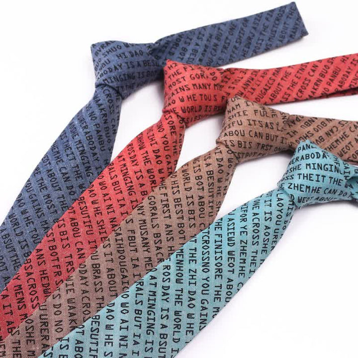 Corbata informal creativa con letras en inglés para hombre