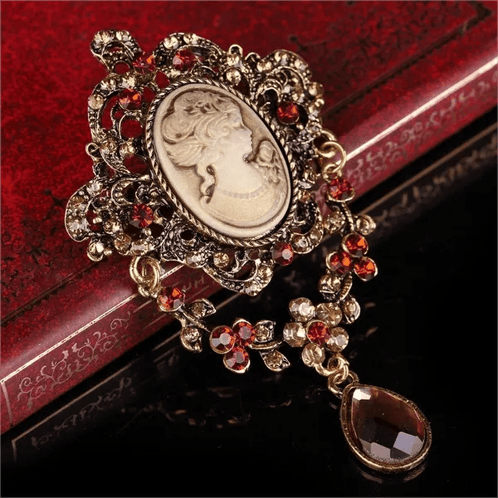Broche de lágrima con camafeo para mujer