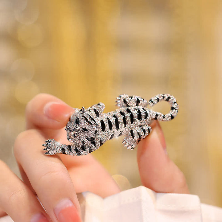 Broche de tigre trepador sensual para hombre