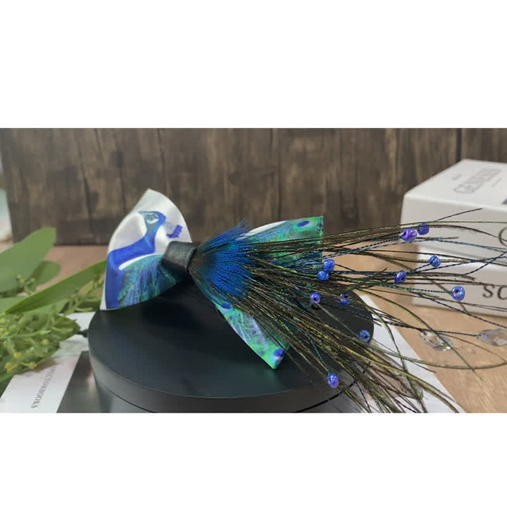 Pajarita con plumas y cuentas de cola de pavo real azul
