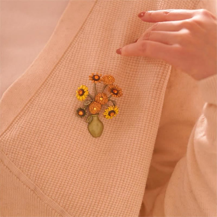 Broche de mujer con forma de girasol esmaltado