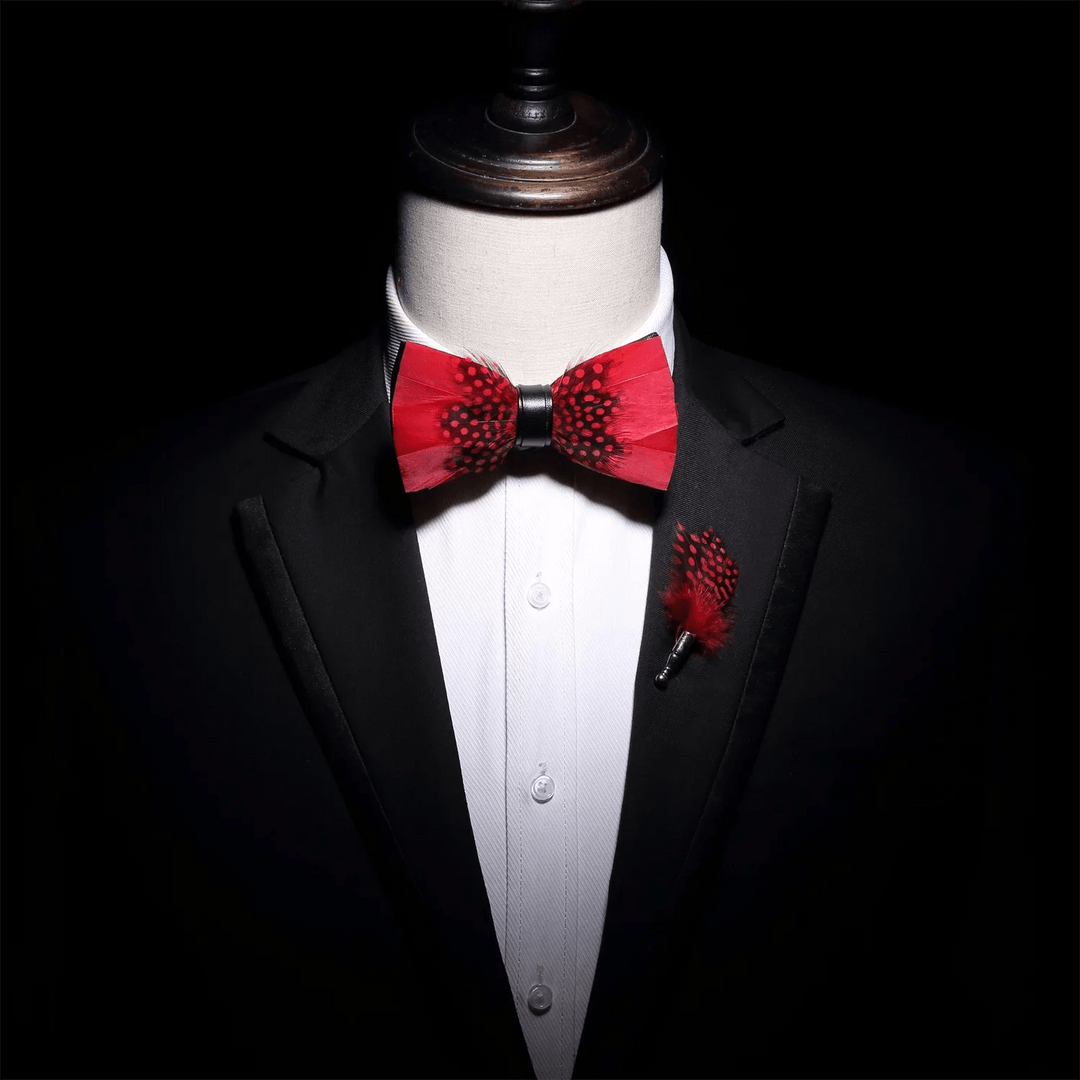 Pajarita con plumas de pinzón rojas y negras y broche de solapa