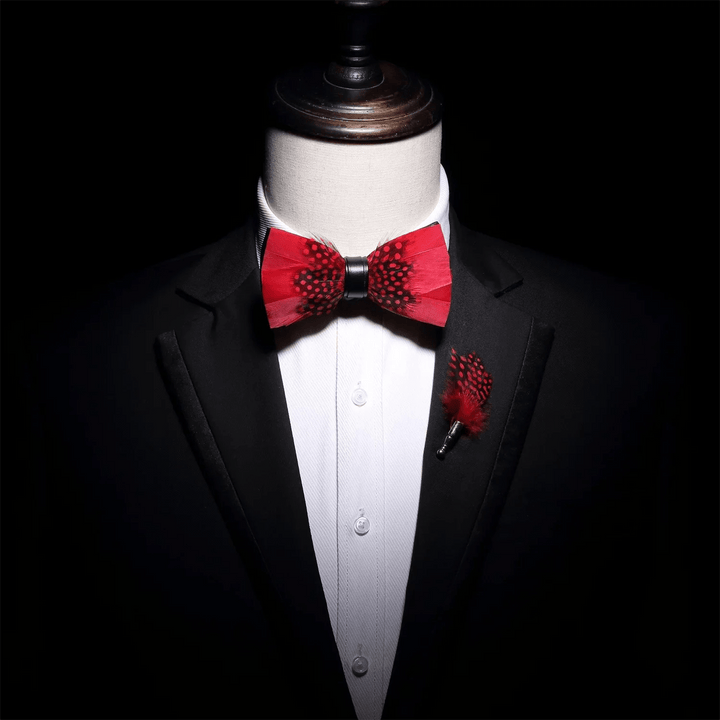 Pajarita con plumas de pinzón rojas y negras y broche de solapa
