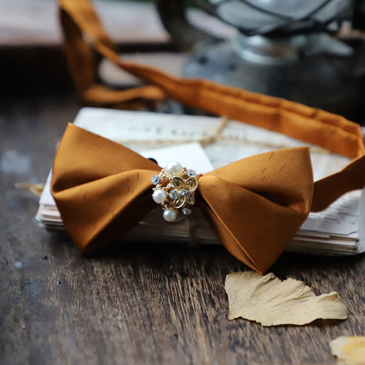 Pajarita de satén con flores y perlas para hombre